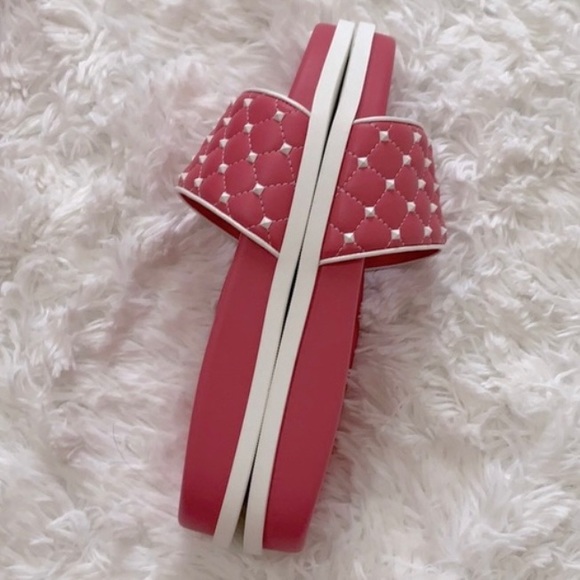 VALENTINO pink leather slides quilted vamp punctuated by iconic studs in white - Picture 4 of 11